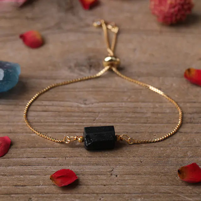 Bracelet ajustable en chaîne dorée avec pierres prismatiques