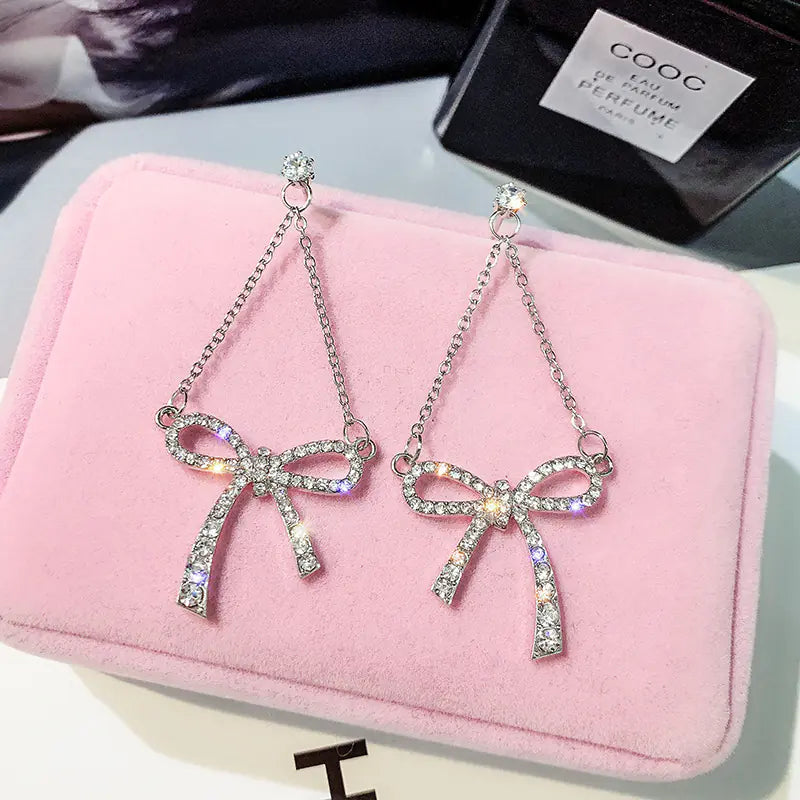 Boucles d'Oreilles Pendantes Nœud Papillon avec Zircone - Bijou Féminin Raffiné