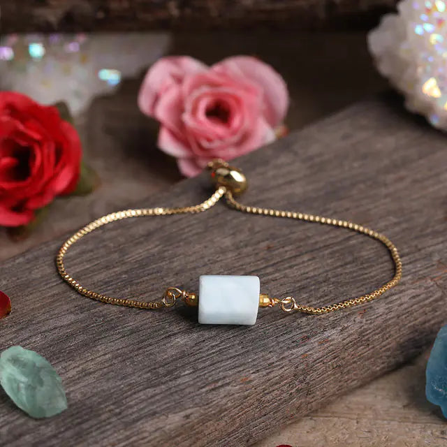 Bracelet ajustable en chaîne dorée avec pierres prismatiques
