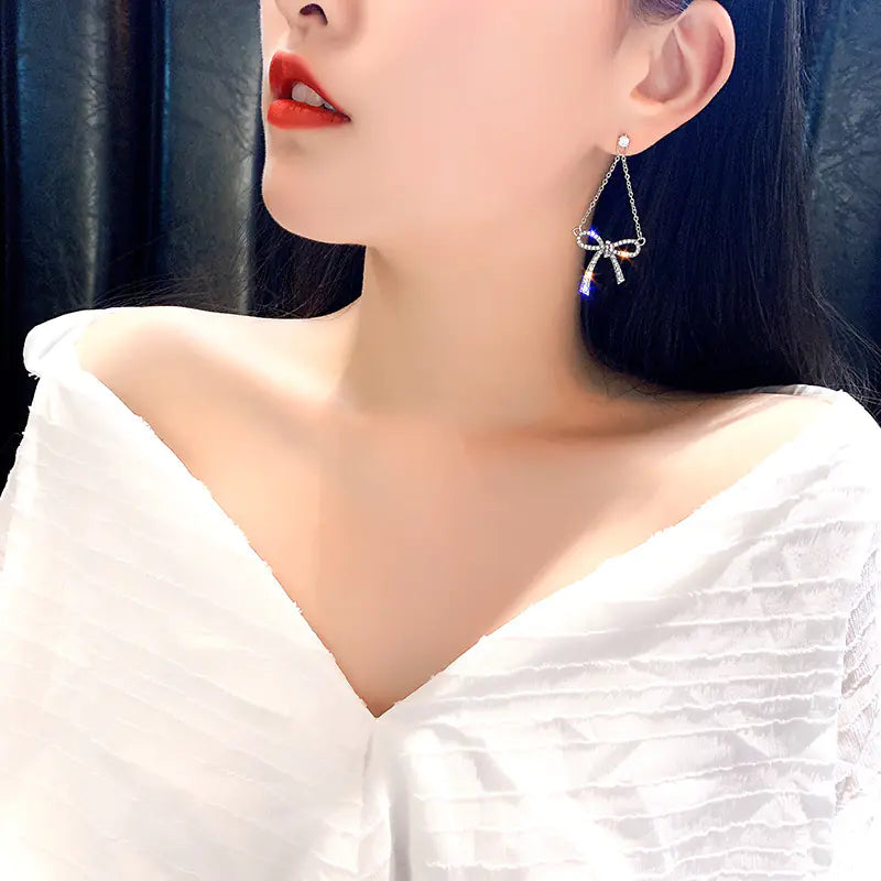 Boucles d'Oreilles Pendantes Nœud Papillon avec Zircone - Bijou Féminin Raffiné