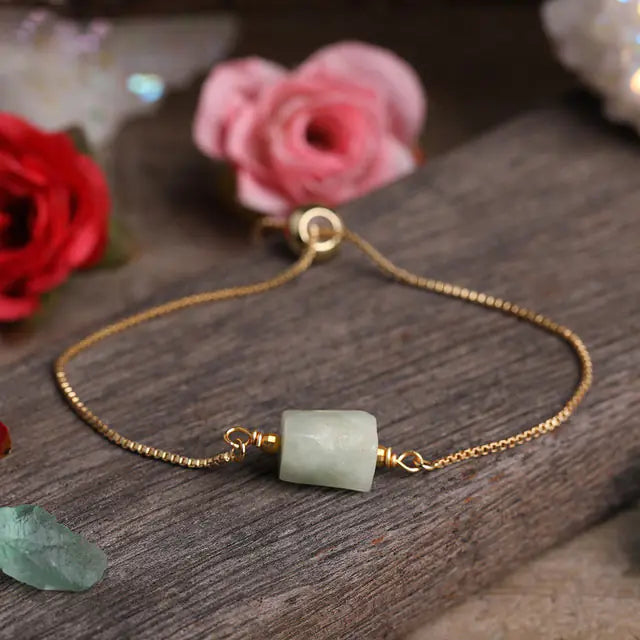 Bracelet ajustable en chaîne dorée avec pierres prismatiques