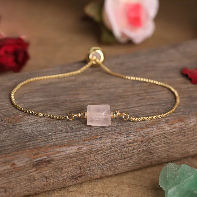 Bracelet ajustable en chaîne dorée avec pierres prismatiques