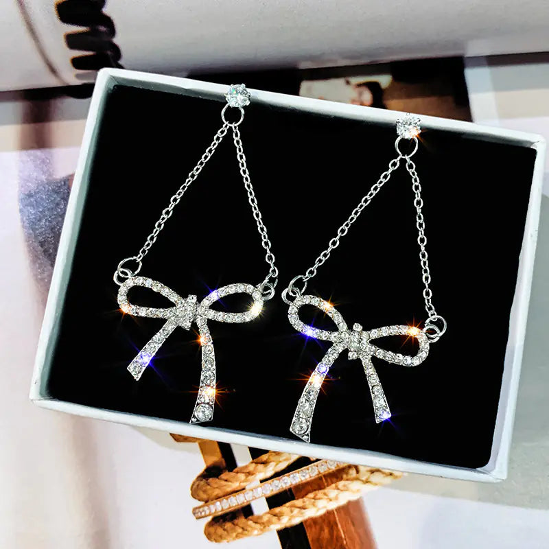 Boucles d'Oreilles Pendantes Nœud Papillon avec Zircone - Bijou Féminin Raffiné