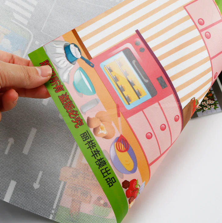 Tapis de jeu avec véhicules et panneaux de signalisation