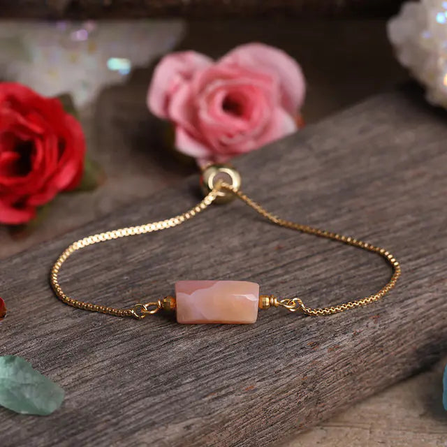 Bracelet ajustable en chaîne dorée avec pierres prismatiques